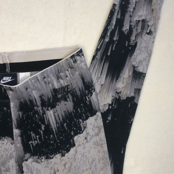 Nike Black Grey High Waisted Workout Leggings - Picture 2 of 7